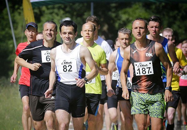 Spaßläufer: Schon auf den ersten Metern sah man Murat Bozduman (Nr. 82) an, dass er zehn Kilometer später mit guter Laune ins Ziel des Pfingstlaufes kommen würde. Der Gütersloher Georg Eckert (Nr. 187) scheint sich schon auf den 2. Platz zu konzentrieren. - © Henrik Martinschledde