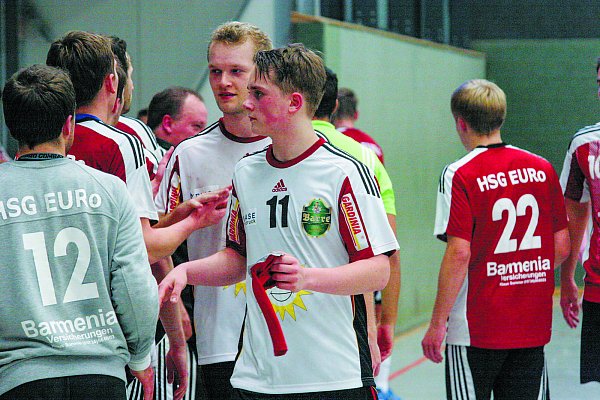 Gratulation: Nettelstedts Spieler Nico Kruse und Stefan Bruns. - © Wilfried Brase