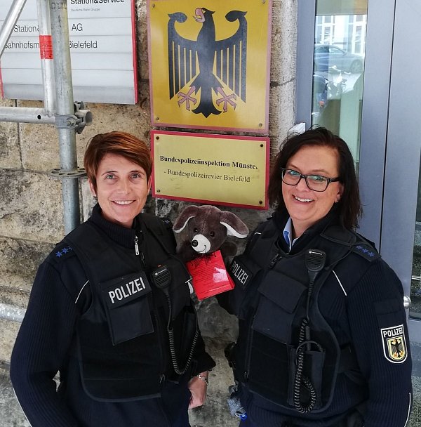 Happy beim Selfie: "Ein Einsatz, an den sich die Bundespolizei gern zurückerinnern wird." - © Bundespolizei