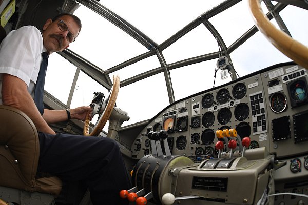 Fliegen noch ganz ohne Computer: Die Piloten werden für die Abenteuer mit der "Tante Ju" eigens geschult. - © Archivfoto: Marc Köppelmann