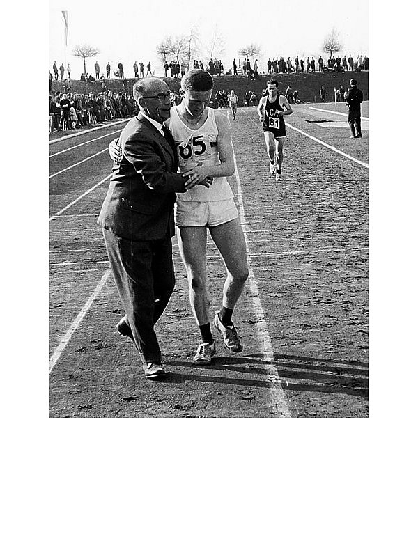 Lothar von dem Bottlenberg hat am 13. April 1963 im Inselbadstadion sichtlich erschöpft die Ziellinie überquert und wird von SC-Obmann Heinrich Hansjürgen beglückwünscht. - © FOTO: PRIVAT