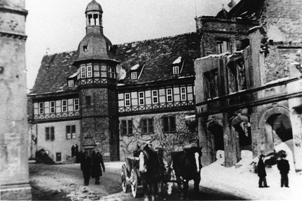 Zerstörte Häuser: Kurz vor Kriegsende wurden mehrere Häuser an der Weserstraße durch Artilleriefeuer beschädigt.