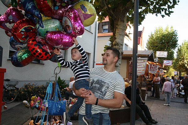 Auf Tuchfühlung mit vielen Luftballons: Gregor Släz mit Sohn Phillip. - © Andreas Götte