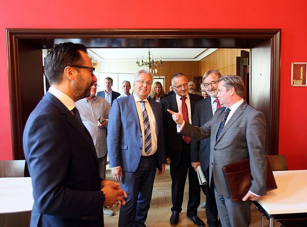 Erleichtert: Quartiersentwickler Norbert Landshut (v. l.) mit Landrat Jürgen Müller, Ministerdirigent Jörg Hansen und Bürgermeister Tim Kähler im Gespräch. - © Frank-Michael Kiel-Steinkamp