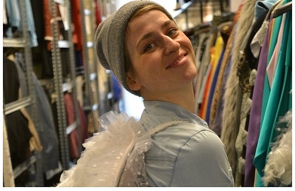 Ihr Faible für Kostüme und ihre Begeisterung für den Karneval hat Anne Bontemps zur Schauspielerei gebracht - und nach Paderborn. - © FOTO: KATHARINA GEORGI