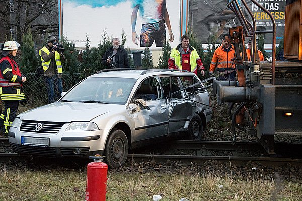 In Minden hat es am Freitagmorgen einen spektakulären Unfall gegeben. Gegen 6.30 Uhr war ein Mann mit seinem Auto auf die Schienen der Mindener Kreisbahn gefahren und mit einem Güterzug kollidiert. - © Foto: Feuerwehr Minden / Lutz Kölling