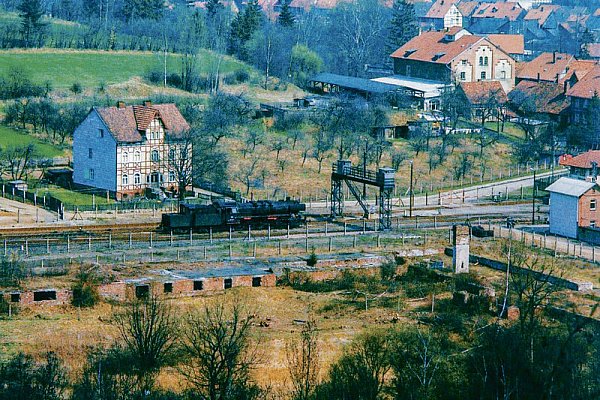 Eine eigene Fotokamera in die DDR mitzunehmen, hätte sich damals keiner der Eisenbahner getraut. Das Foto vom Bahnhof Ellrich machten Ulrich Herz und Werner Martsch. - © FOTO: PRIVAT