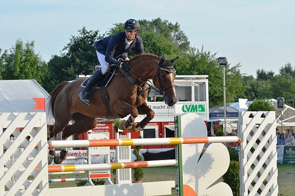 Gut in Form: Felix Haßmann konnte mit der Westfalenstute "Horse Gym´s Balance" und einer grandiosen Zeit von 58,72 Sekunden das erste Springen der Goldtour für sich entscheiden. - © anke
