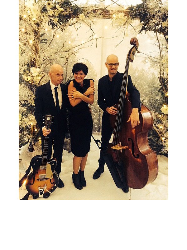 Für virtuosen Jazz und schöne Balladen sorgen Stefanie Boltz (Gesang), Sven Faller (Kontrabass) und Martin Kursawe (Gitarren) mit ihrem Programm „Midwinter Tales“. - © Veranstalter