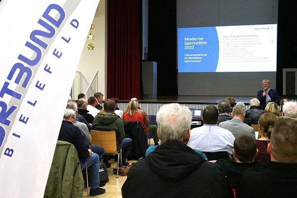 Großversammlung: SSB-Geschäftsführer Karl-Wilhelm (rechts) informiert Vertreter aus 50 Vereinen über die Förderung. - © Peter Unger