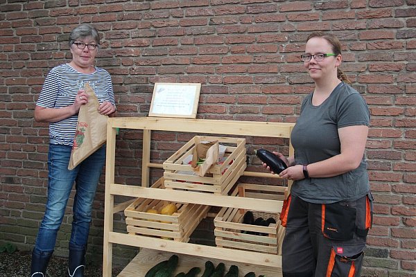Claudia Röhe (links) und Bianka Weber (rechts) von der Evangelischen Jugendhilfe Schweicheln befüllen das Sammelregal zwei Mal wöchentlich mit frisch geerntetem Gemüse und Obst. - © Amir Khalifa