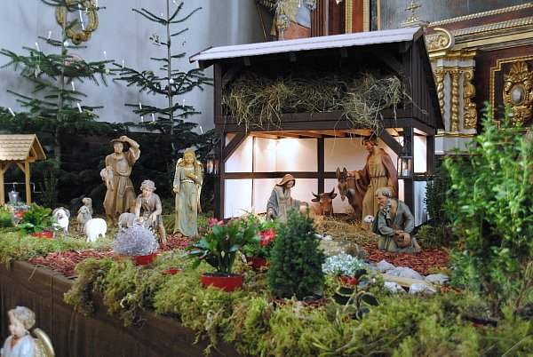Die Krippe in der Abteikirche Corvey setzt das Geschehen in der Heiligen Nacht in Szene. Das Küsterehepaar Helga und Johannes Gritzo gestaltet die Krippe mit viel Liebe zum Detail. - © Kirchengemeinde Corvey