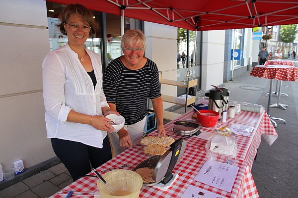 Sylvia Bruns und Monika Haasler (v.l.) vom Förderverein Stadtbibliothek backen Waffeln für die Besucher. - © Johannes Büttner