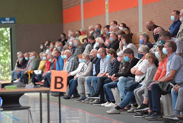 Aufgrund des Hygienekonzeptes durften nur 125 Bürgerinnen und Bürger an der Auftaktverstaltung teilnehmen. Die Masken konnten nach Einnahme der 1,50 Meter voneinander entfernten Sitzplätze abgenommen werden. - © Jens Dünhölter