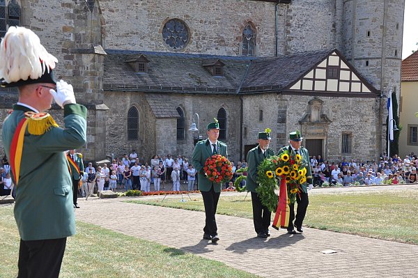 Feierlicher Moment: Die Kranzniederlegung am Ehrenmal – vor einer großen und großartigen Kulisse. - © Helga Krooß