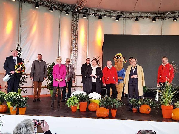 Auf der Bühne im Zechenpark: Die beiden Ministerinnen Ursula Heinen-Esser (vorne Mitte) und Ina Scharrenbach (vorne rechts) blicken gemeinsam auf eine erfolgreiche Gartenschau zurück. - © Stefan Büschken
