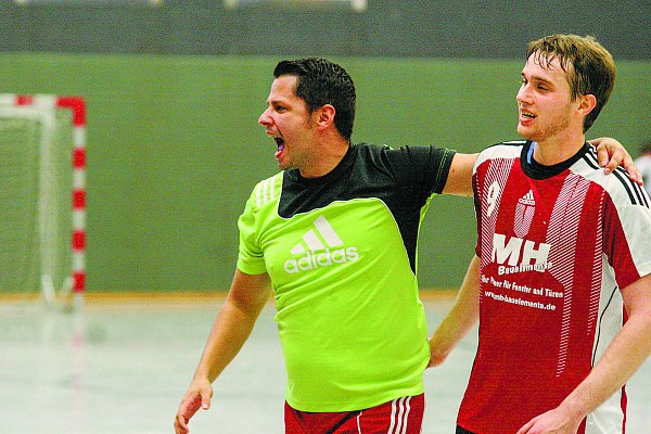 Jubel nach dem Schlusspfiff: EURo-Trainer Sebastian Winkler und sein Haupttorschütze Jannis Becker. - © Wilfried Brase