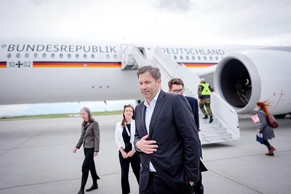 Lars Klingbeil reist zum Treffen der G7-Finanzminister. An diesem Mittwoch bringt er im Bundeskabinett den Entwurf eines Gesetzes zur Stärkung des Wirtschaftsstandorts Deutschland ein. - © Kay Nietfeld/dpa