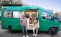 Gütersloher Vater und Tochter verwandeln alten Polizeibulli in stylischen Mini-Camper