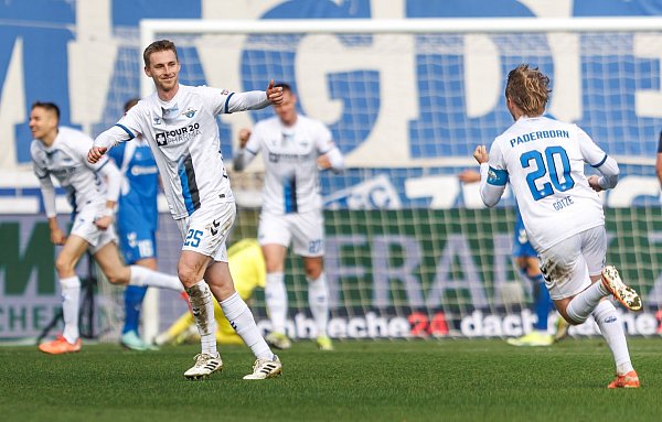 Tjark Scheller (l.) und Felix Götze bejubeln dsa frühe 1:0 für den SC Paderborn. - © Andreas Gora/dpa