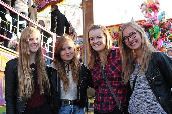 Wiedersehen: Kim-Eileen (v. l.), Janka, Karen und Angelique studieren mittlerweile in unterschiedlichen Städten. Das gemeinsame Treffen beim Blama ist aber ein Muss. - © Tanja Dittmann