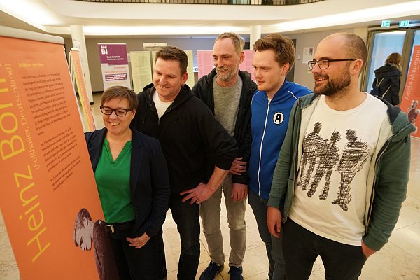 Vor einer Schautafel: Die Gleichstellungsbeauftragte Friederike Vogt mit (v. l.) Jörg Hansmeier (Fan-Projekt), Bert-Ulf Prellwitz (BieQueer), Patrick Lippek (Arminia) und Felix Lüppens (Sportbund). - © Peter Unger