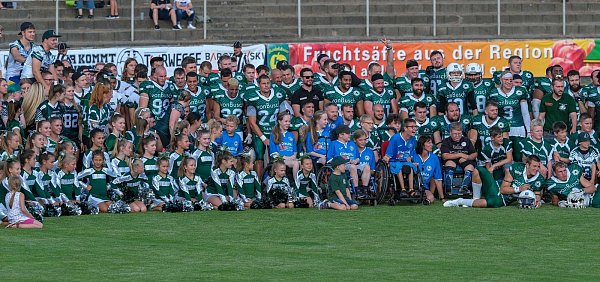 Homecoming: In einer Einlaufshow vor dem Spiel präsentierten sich alle Abteilungen des Vereins. - © Andreas Zobe