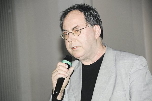 Der Historiker Norbert Ellermann sprach in der Anne-Frank-Schule über Zeichenhaftes in der Neonazi-Szene. - © Rolf Birkholz