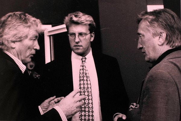 Hintergrundgespräche: Ralf Weber (Bildmitte), Vater Gerhard Weber (rechts) mit ZDF-Regisseur Klaus Bokelberg. - © Nicole Donath, HK