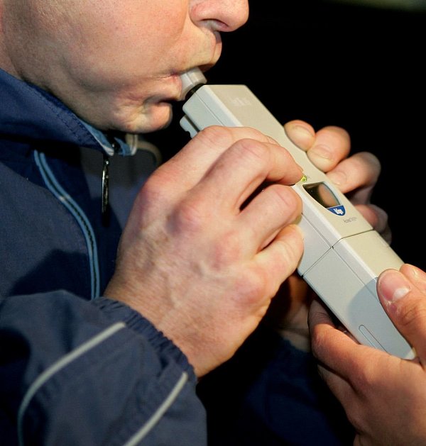 Unter dem Einfluss von Alkohol, Drogen, aber auch Medikamenten passieren die meisten Unfälle, warnt die Polizei. - © Symbolbild/picture-alliance/ dpa/dpaweb