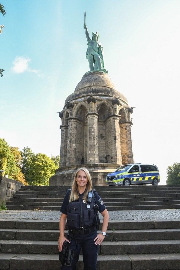(Foto v. Sonja Thelaner/Polizei Lippe) Polizeioberkommissarin Janina Bolenius ist nun Teil des Bezirksdienstes für Detmold. - © Lippe