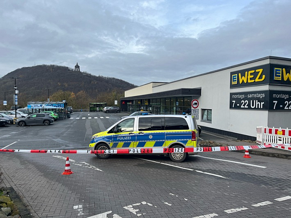 Im Zuge der Bombendrohung wurde das Marktgelände weiträumig abgesperrt. - © Polizei Minden-Lübbecke