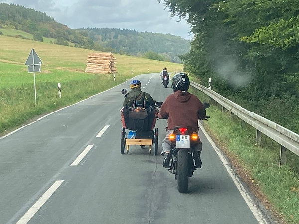 Auf der langsamen Fahrt bergab begleiteten die Motorradfahrer das Gefährt auf der K18. - © Höxter