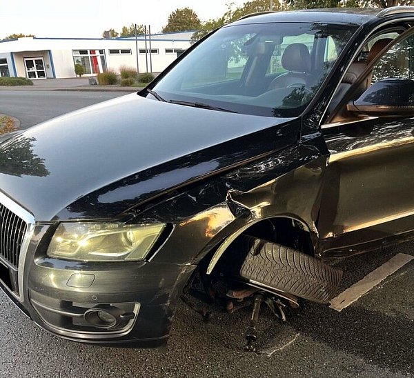Der Audi war nach der Kollision nicht mehr fahrbereit. - © Polizei Minden-Lübbecke