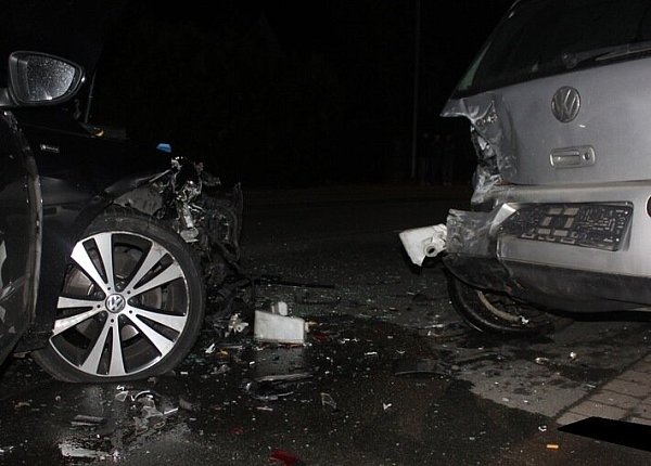 Die Autos wurden stark beschädigt. - © Polizei Minden-Lübbecke