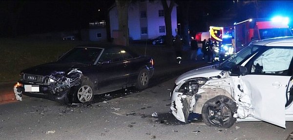 Beide Fahrzeuge waren stark beschädigt. - © Höxter