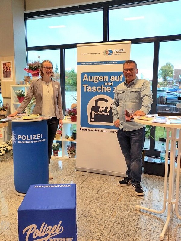 Annemarie Berghoff und Albert Ecke beraten am Infostand der Polizei. - © Höxter