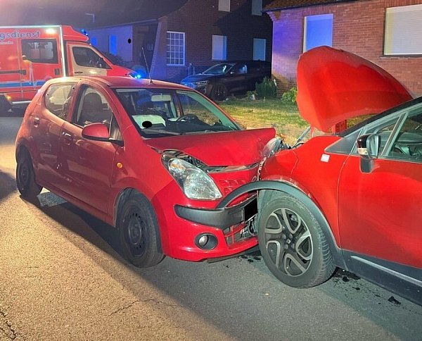 Nachdem ein 18-jähriger Fahrer die Kontrolle über sein Auto verlor, fuhr er frontal in einen geparkten Pkw. - © Polizei Minden-Lübbecke