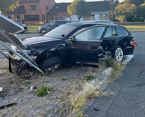 Endposition des verunfallten Skodas, nach der Kollision im Kreuzungsbereich mit einem anderen Pkw. - © Polizei Minden-Lübbecke