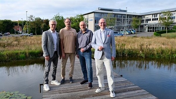 Bild (v.l.n.r.): Kriminalhauptkommissar Guido Baratella, Tischlermeister Jochen Temme, der Vorstandsvorsitzende der Schutzgemeinschaft Thomas Rüterbories und Alexander Kosta von der Kreishandwerkerschaft - © Gütersloh