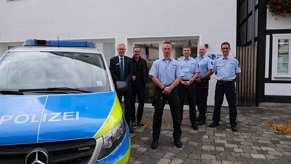 Bild (v.l.n.r.): Landrat Sven-Georg Adenauer, Bürgermeister Andreas Sunder, Polizeioberkommissar Dennis Eilhoff, Leitender Polizeidirektor Holger Meier, Polizeihauptkommissar Andreas Möllenhoff und Polizeihauptkommissar Rainer-Wilhelm Borgmeier. - © Gütersloh