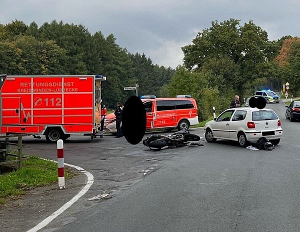 Das Motorrad liegt nach der Kollision am Boden neben dem Volkswagen. - © Polizei Minden-Lübbecke