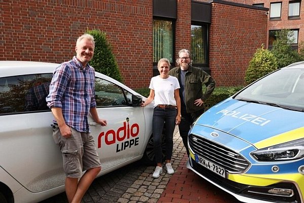 ( - © Nina Ehm / Polizei Lippe): Frank Schröder (links im Bild) spricht im Polizei-Talk mit Maren Stiegmann (mittig) und Thomas Konrad (rechts im Bild) von der lippischen Kripo über das Thema Wohnungseinbrüche.