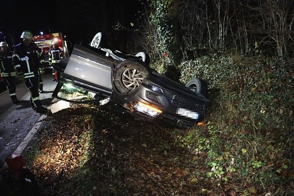 Der total beschädigte VW Tiguan musste abgeschleppt werden. - © Höxter