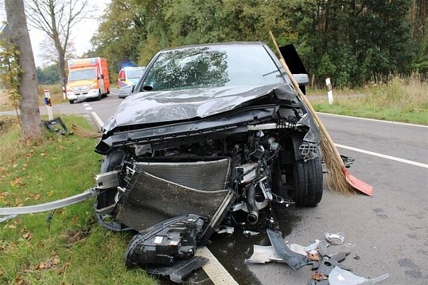 Die Front des Mercedes wurde durch die Kollision mit einem kreuzenden Opel stark beschädigt. - © Polizei-Minden Lübbecke