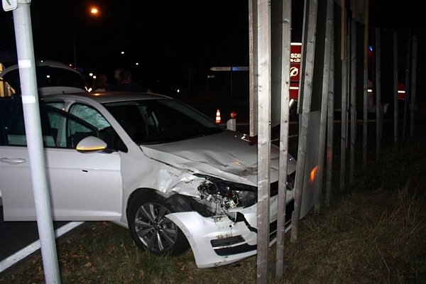 Der weiße Golf der 30-jährigen Autofahrerin wurde nach der Kollision an den Fahrbahnrand geschleudert. - © Polizei Minden-Lübbecke