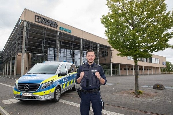 ( - © Polizei Lippe / Sonja Thelaner) Polizeioberkommissar Halil Celik ist neu im Bezirksdienst Lemgo.