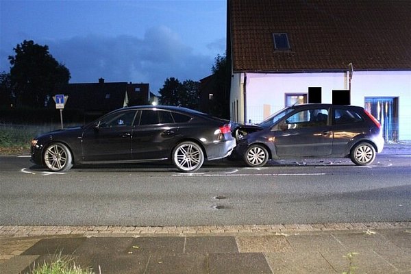 Nachdem der Audi-Fahrer verkehrsbedingt hielt, kam es zur Kollision. - © Polizei Minden-Lübbecke