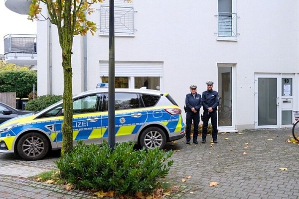 Polizeihauptkommissarin Heike Kress und Polizeioberkommissar Fabian Meise vor ihrem Bezirksdienstposten am Fuhrmannsplatz in Herzebrock-Clarholz - © Gütersloh