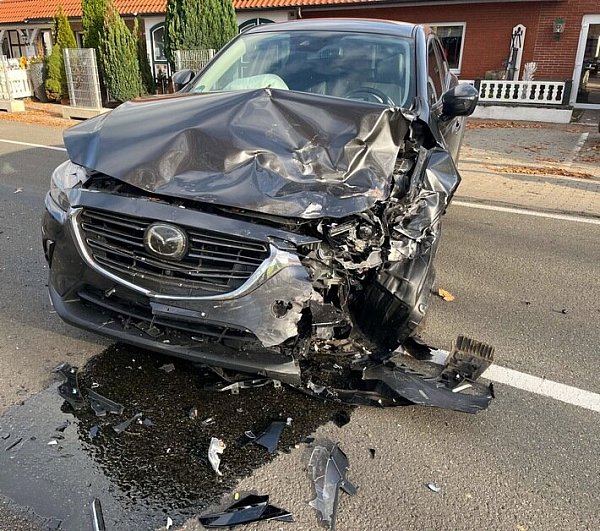 Bei dem Unfall wurden beide Fahrzeuge erheblich beschädigt. - © Polizei Minden-Lübbecke